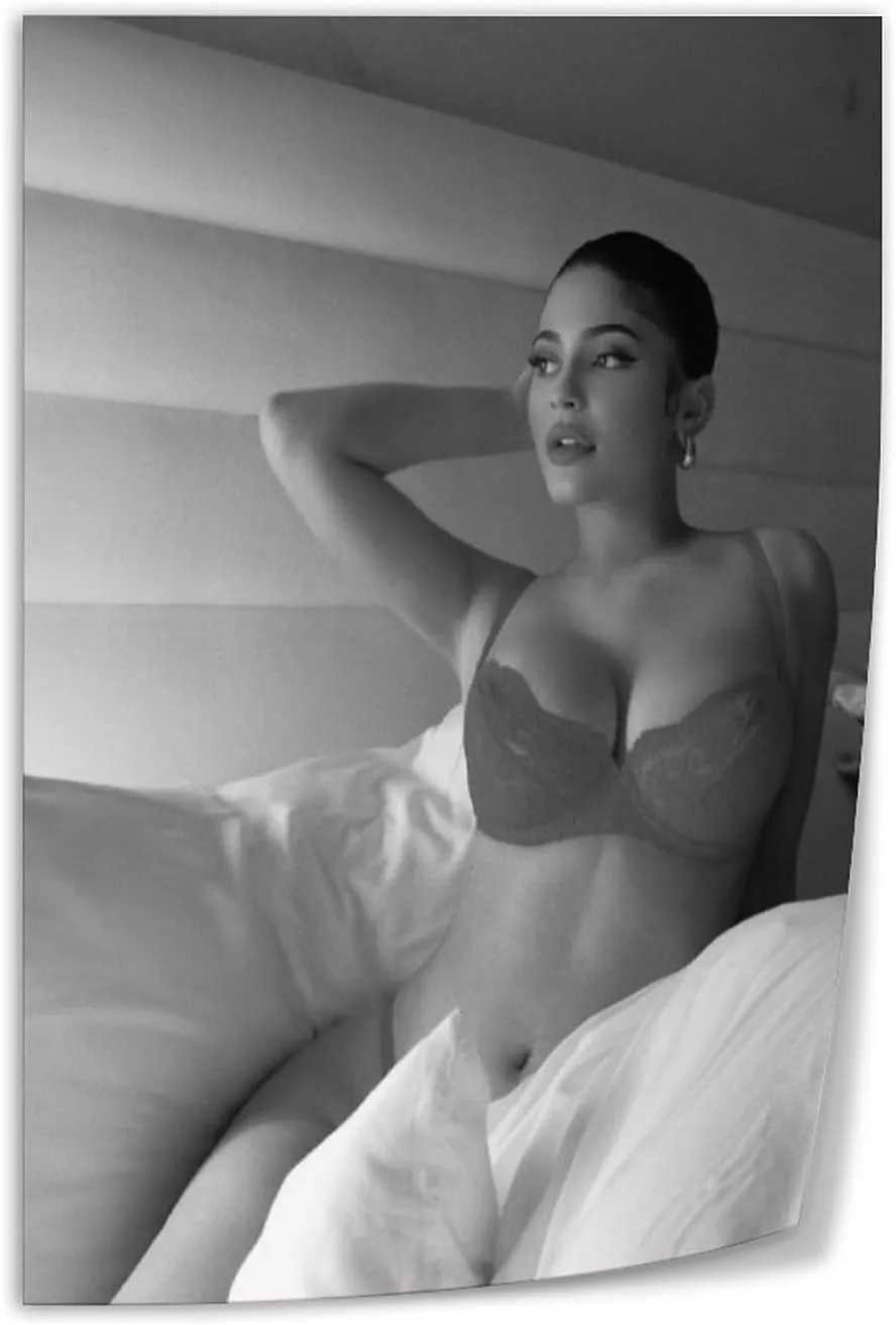 BAUTXLFE Kylie Jenner Poster Room Sexy Decoration Poster1 Wall Poster Art Canvas Printing Living Room Office Bedroom Aesthetic Poster 24x36inch(60x90cm) Unframe-style