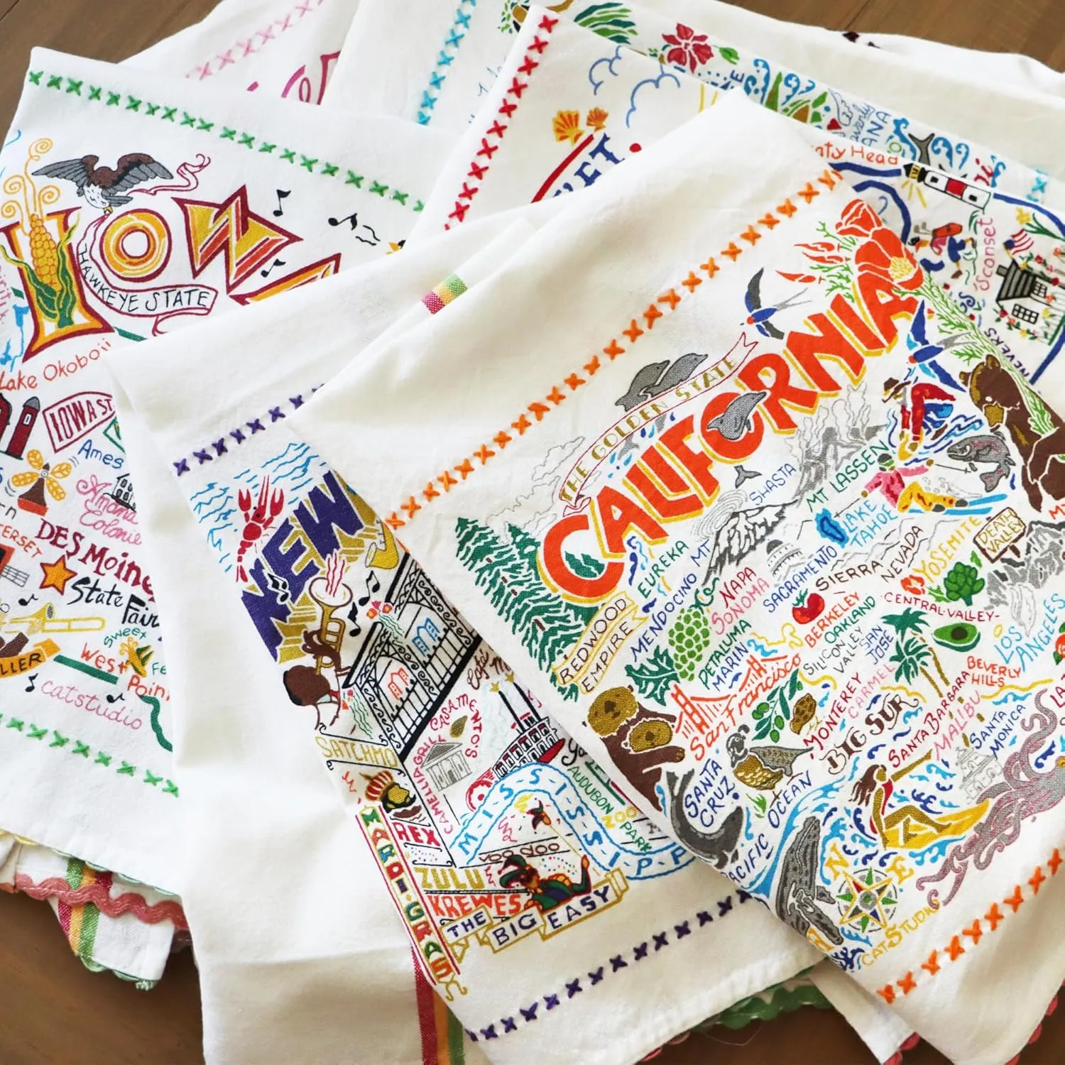 Catstudio Chicago Dish Towel - U.S. State Souvenir Kitchen and Hand Towel, Perfect Tea Towels for Illinois Lovers, Travel Souvenir, Housewarming Gifts, Couple Gifts