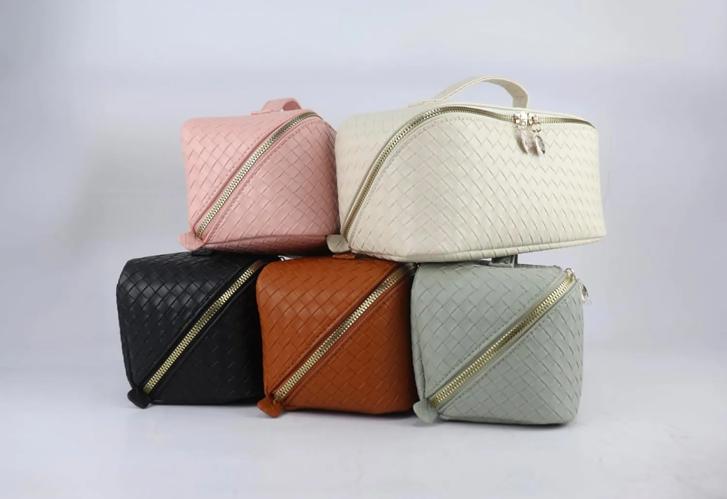 Large Capacity Travel Makeup Bag PU Leather Makeup Bag Organizer Toiletry Bag with divider Cosmetic Bags for Women Leather Waterproof Cosmetic Bag Open Flat Design (Checkered Beige)